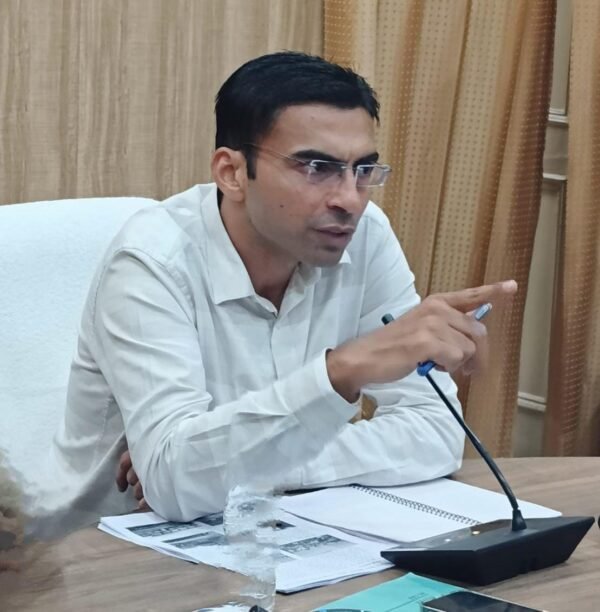 डीएम सविन बंसल का त्वरित एक्शन, एक ही दिन में क्रय की 1500 नई लाइट, प्रतिदिन 400 लाइट ठीक करेंगी टीमें, दिया लक्ष्य 1 IMG 20241013 WA0020 e1728823891367