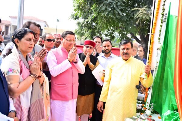 मुख्यमंत्री पुष्कर सिंह धामी ने स्मार्ट सिटी परियोजना के अन्तर्गत सर्वेचौक पर 66 फीट ऊंचे राष्ट्रीय ध्वज स्मारक एवं पलटन बाजार के मुख्य द्वार का किया लोकार्पण 1 IMG 20241027 WA0028 3 scaled e1730033592397