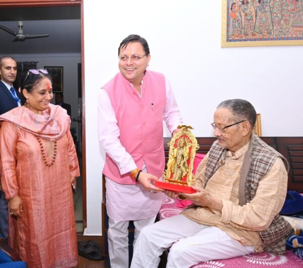 सीएम पुष्कर सिंह धामी ने पूर्व मुख्यमंत्री मेजर जनरल भुवन चंद्र खंडूड़ी के आवास जाकर दी दीपावली की शुभकामनाएं 1 IMG 20241027 WA0076 e1730042735635