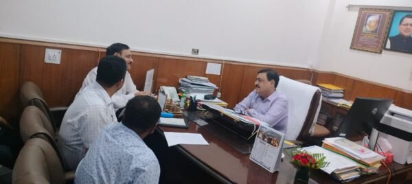 सचिव मुख्यमंत्री डॉ. विनय शंकर पांडेय की अध्यक्षता में देवभूमि ठेकेदार कल्याण समिति के 11 बिंदुओं पर हुई विस्तृत चर्चा, ठेकेदार संघ ने हड़ताल वापस लेने का किया ऐलान 1 WhatsApp Image 2024 10 04 at 9.33.39 PM e1728058350464