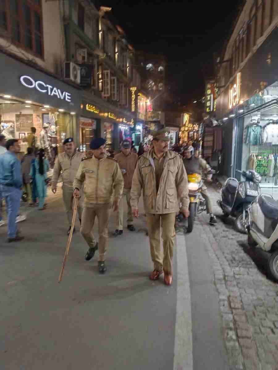 एसएसपी देहरादून के निर्देशों पर जारी है पुलिस की पैदल गश्त, त्यौहारी सीजन के दौरान बेहतर यातायात व्यवस्था के लिये कार्यालय में नियुक्त पुलिस बल भी उतरा सड़कों पर 1 c1 20241006 22125321