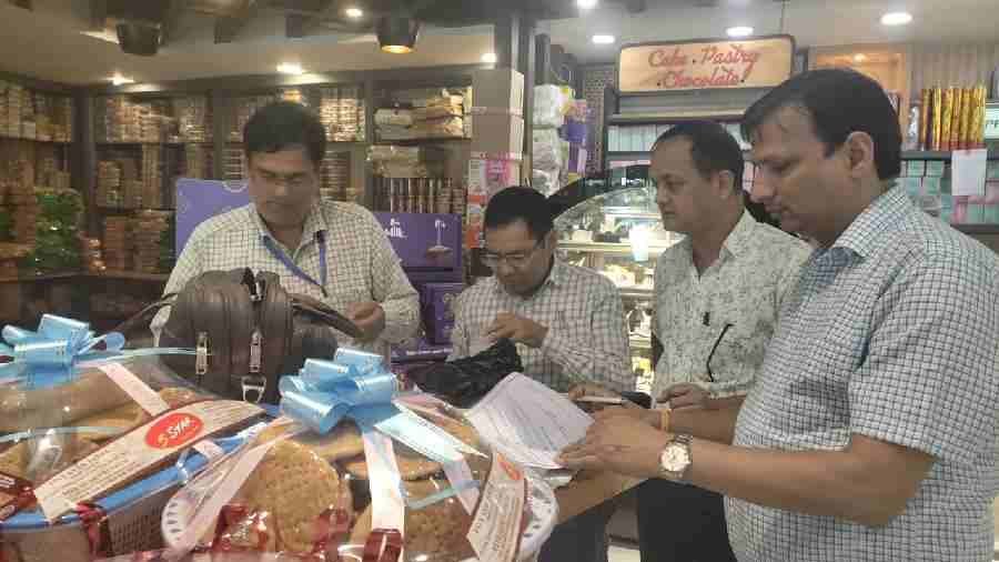 मुख्यमंत्री के निर्देश के बाद एसओपी का सख्ती से पालन कराने के लिए खाद्य करोबोेरियों के यहां बड़े स्तर पर छापेमारी, फूड कारोबारियों पर कार्यवाही की होगी डेली मॉनीटरिंग, अभियान में लगी टीमों कों मुख्यालय को भेजनी होगी डेली रिपोर्ट- डॉ आर राजेश कुमार 1 c1 20241018 20103204