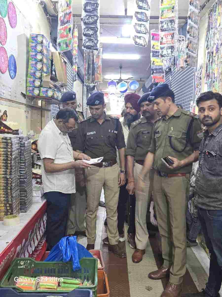 अवैध रूप से पटाखों की बिक्री पर रोक लगाने के लिए दून पुलिस ने चलाया चेकिंग अभियान, अवैध रूप से संचालित 8 दुकानों को कराया बंद 1 c1 20241024 21500039