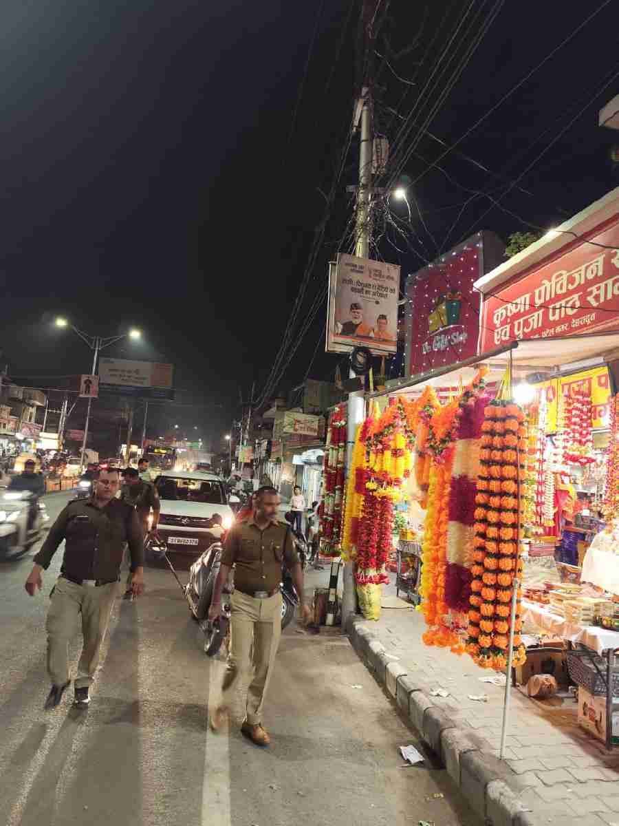 आगामी त्योहारों के मद्देनजर दून पुलिस द्वारा मुख्य बाजारों और मुख्य मार्गों पर की जा रही पैदल गश्त 1 c1 20241026 21442156