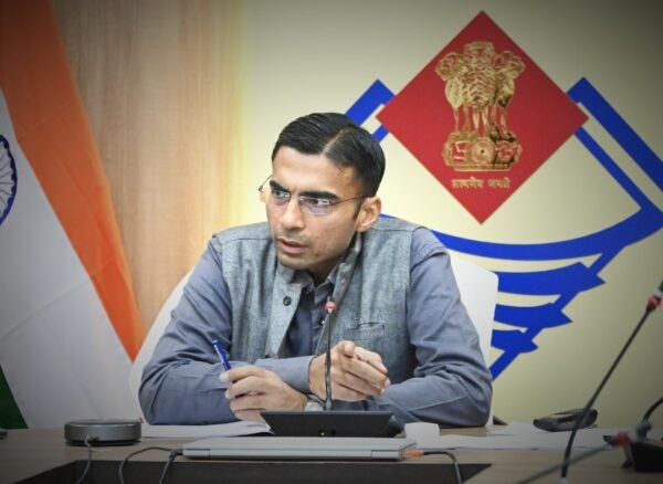 पल्टन बाजार से धामावाला तक पूर्व अधिष्ठापित स्ट्रीट लाईट के पोलों तथा अन्य विभागीय पोलो पर स्थापित होगें सीसीटीवी कैमरै, डीएम सविन बंसल ने किये आदेश जारी 1 1731570443 Image 2024 11 10 at 5.41.04 PM 2 1 scaled e1731258590375