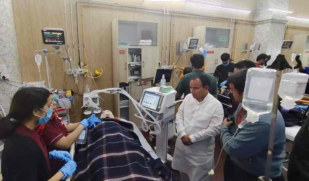 एम्स ऋषिकेश पहुंचे स्वास्थ्य मंत्री डॉ. धन सिंह रावत, सड़क हादसे में घायल लोगों का जाना हालचाल 1 IMG 20241104 WA0057