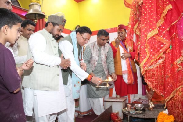 मुख्यमंत्री पुष्कर सिंह धामी ने श्रीमद्भागवत कथा ज्ञान यज्ञ में जमीन पर बैठकर कथा सुनी 1 IMG 20241106 WA0090 scaled e1730911156376