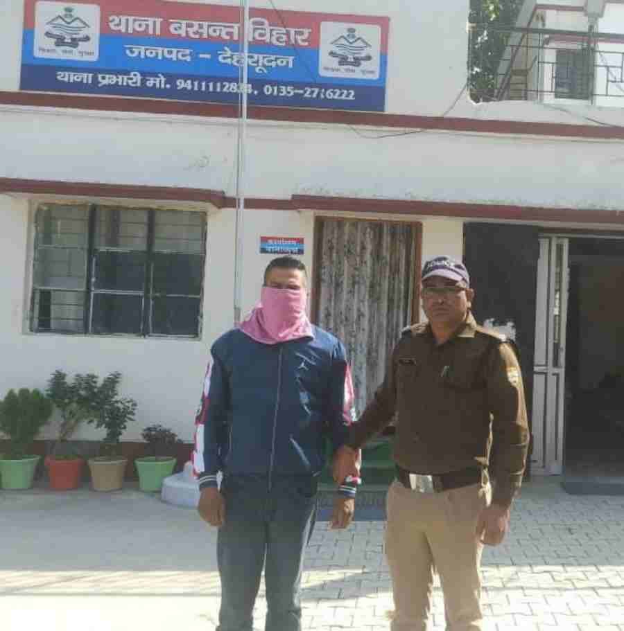 दून पुलिस की गिरफ्त में आया शातिर कबूतरबाज, लाखों की धोखाधड़ी में शामिल अभियुक्त गिरफ्तार 1 c1 20241116 19514586