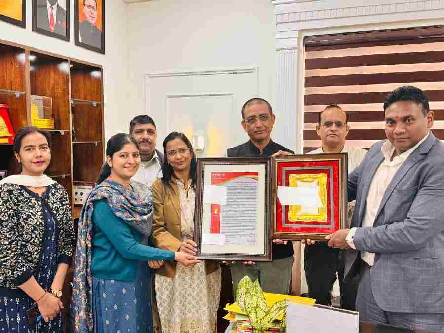 चिकित्सा शिक्षा विभाग को मिला वर्ष 2024 का ‘डॉ आरएस टोलिया स्मारक उत्कृष्ट पारदर्शी लोक प्राधिकारी’ सम्मान, आरटीआई क्लब देहरादून ने सचिव डॉ आर राजेश कुमार को सौंपा पुरस्कार 1 c1 20241118 19400073