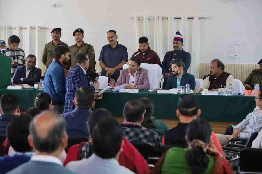 वर्षों बाद जिलाधिकारी के कालसी ब्लॉक पहुंचने पर क्षेत्रीय लोगों में दिखा उत्साह, वर्षों से सड़क मुआवजा हेतु भटक रहे बुजुर्ग को तत्काल नियमानुसार मुआवजा देने के निर्देश 1 c1 20241129 22272271