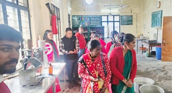 मुख्यमंत्री के निर्देशों के क्रम में सारकोट की महिलाओं को दिया गया नैनो पैकेजिंग यूनिट का प्रशिक्षण 1 image 1 e1732813236970
