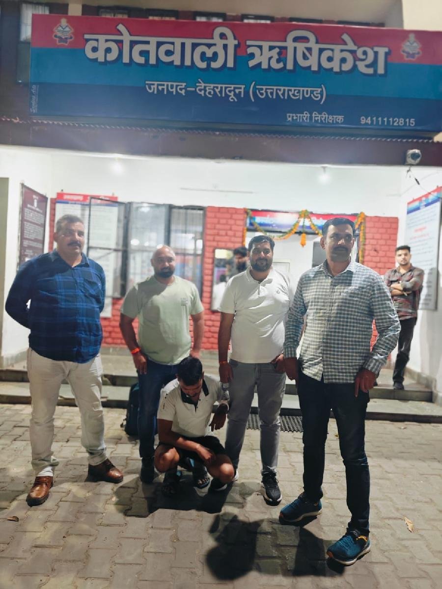 हत्या के मामले में 2 वर्षों से फरार चल रहे दोष सिद्ध अभियुक्त को दून पुलिस ने किया गिरफ्तार, आई०डी०पी०एल० क्षेत्र में एक व्यक्ति की गोली मारकर की थी हत्या 1 z2 20241105 23382024