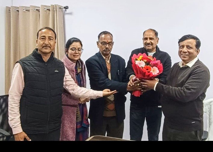 हल्द्वानी पहुंचे डीजी सूचना बंशीधर तिवारी, बोले – धामी सरकार की पत्रकारों के हित में मुहिम जारी, अब तहसील स्तर पर पत्रकारों को मान्यता देने की तैयारी 1 1000447394 1