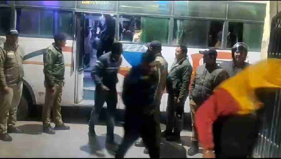 सड़क किनारे, सार्वजनिक स्थानों पर शराब पीने और शराब पीकर वाहन चलाने वालों के विरुद्ध दून पुलिस की बस सेवा का मीटर चालू ,119 व्यक्तियों को लाया गया थाने 1 c1 20250211 22053209