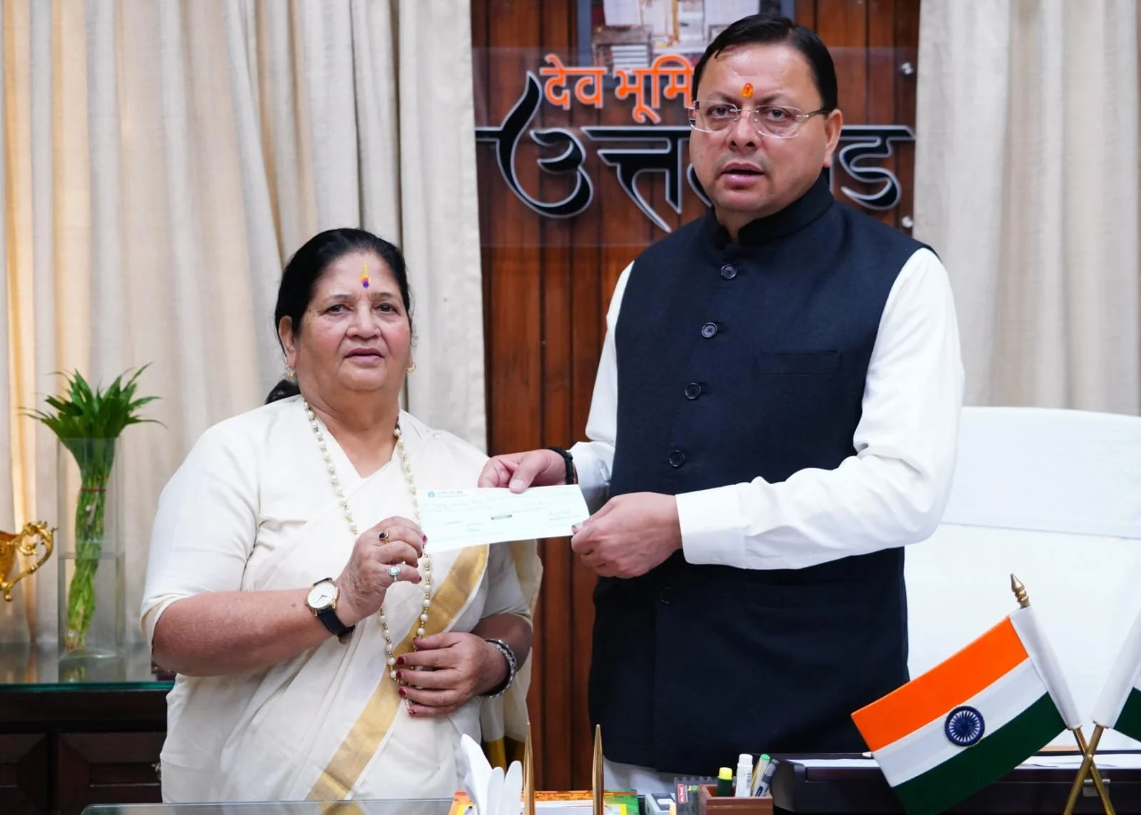 मुख्यमंत्री राहत कोष के लिए पर्वतारोही बछेंद्री पाल ने प्रदान किया 10 लाख का चेक 1 IMG 20251115 WA0028