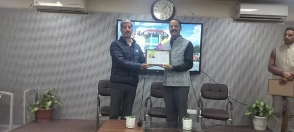 दून लाइब्रेरी एंड रिसर्च सेंटर तथा SPECS द्वारा द देहरादून डायलॉग के अंतर्गत ठोस अपशिष्ट प्रबंधन पर तीसरा व्याख्यान आयोजित 7 WhatsApp Image 2025 11 20 at 3.55.45 PM e1763636982621