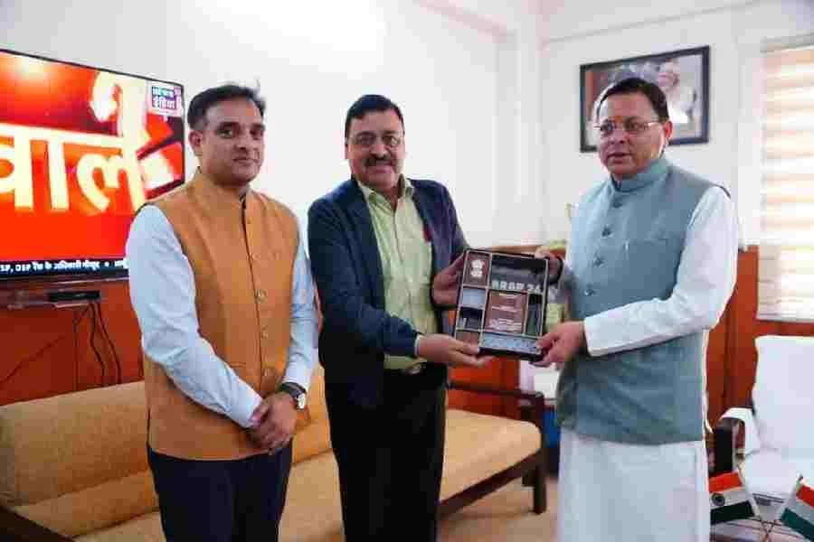 मुख्यमंत्री को सौंपा प्रदेश को राष्ट्रीय स्तर पर मिले व्यापार सुधार कार्य योजना के तहत टॉप अचीवर्स पुरस्कार 1 c1 20251112 23085110