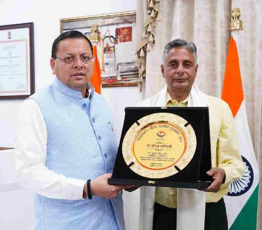 स्व. साहित्यकार शैलेश मटियानी को “उत्तराखण्ड गौरव सम्मान–2025”, मुख्यमंत्री ने उनके पुत्र राकेश मटियानी को सौंपा सम्मान 1 c1 20251117 21190815