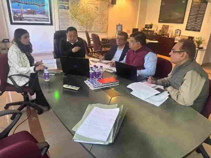 सीमान्त गाँवों के विकास एवं पलायन रोकथाम हेतु ठोस कार्ययोजना तैयार करने के निर्देश, सचिव ग्राम्य विकास ने सभी जनपदों के अधिकारियों के साथ की विस्तृत समीक्षा 1 c1 20251120 22184061