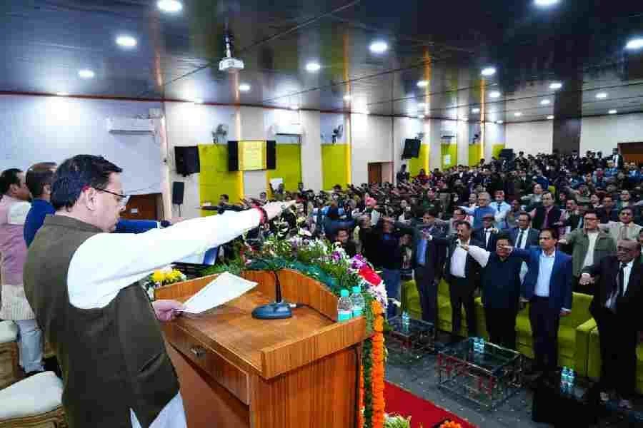 मुख्यमंत्री धामी ने संविधान दिवस के अवसर पर आयोजित कार्यक्रम में भारत के संविधान की उद्देशिका की दिलाई शपथ, अभियोजन विभाग की पत्रिका का किया विमोचन 1 c1 20251126 23284707