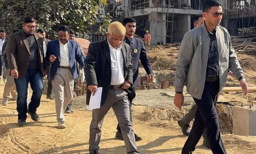 निर्माणाधीन ग्रीन बिल्डिंग पंहुचे डीएम; कार्यों का किया निरीक्षण; धीमी प्रगति पर कार्यदायी संस्था के अधिकारियों को फटकार 1 IMG 20251203 WA0044