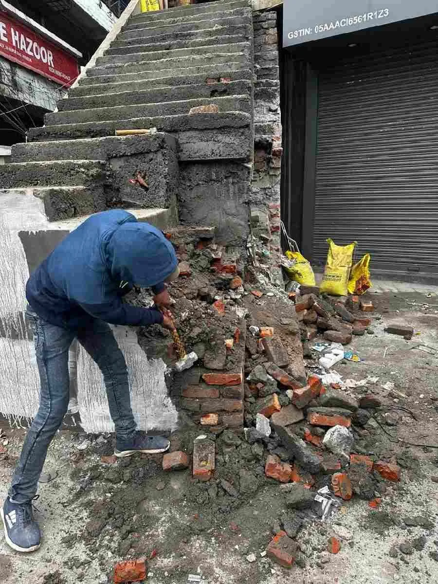 देहरादून शहर को अतिक्रमण मुक्त बनाने की दिशा में एमडीडीए की सख़्त कार्रवाई, अवैध रूप से निर्मित सीढ़ियों को किया ध्वस्त, शहर में सार्वजनिक स्थलों, फुटपाथों और सड़कों पर किसी भी प्रकार का अतिक्रमण स्वीकार नहीं किया जाएगा – बंशीधर तिवारी 1 c1 20251220 21514484