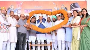 मुख्यमंत्री धामी ने मेधावी छात्रों को किया सम्मानित, थारू समाज की संस्कृति को बताया राज्य की अमूल्य धरोहर