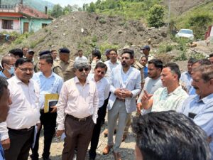 Dehradun Monsoon Alert 2026: प्रमुख सचिव आर मीनाक्षी सुंदरम और जिलाधिकारी आशीष चौहान ने आपदा तैयारियों, पुनर्वास कार्यों और मानसून प्रबंधन की समीक्षा की